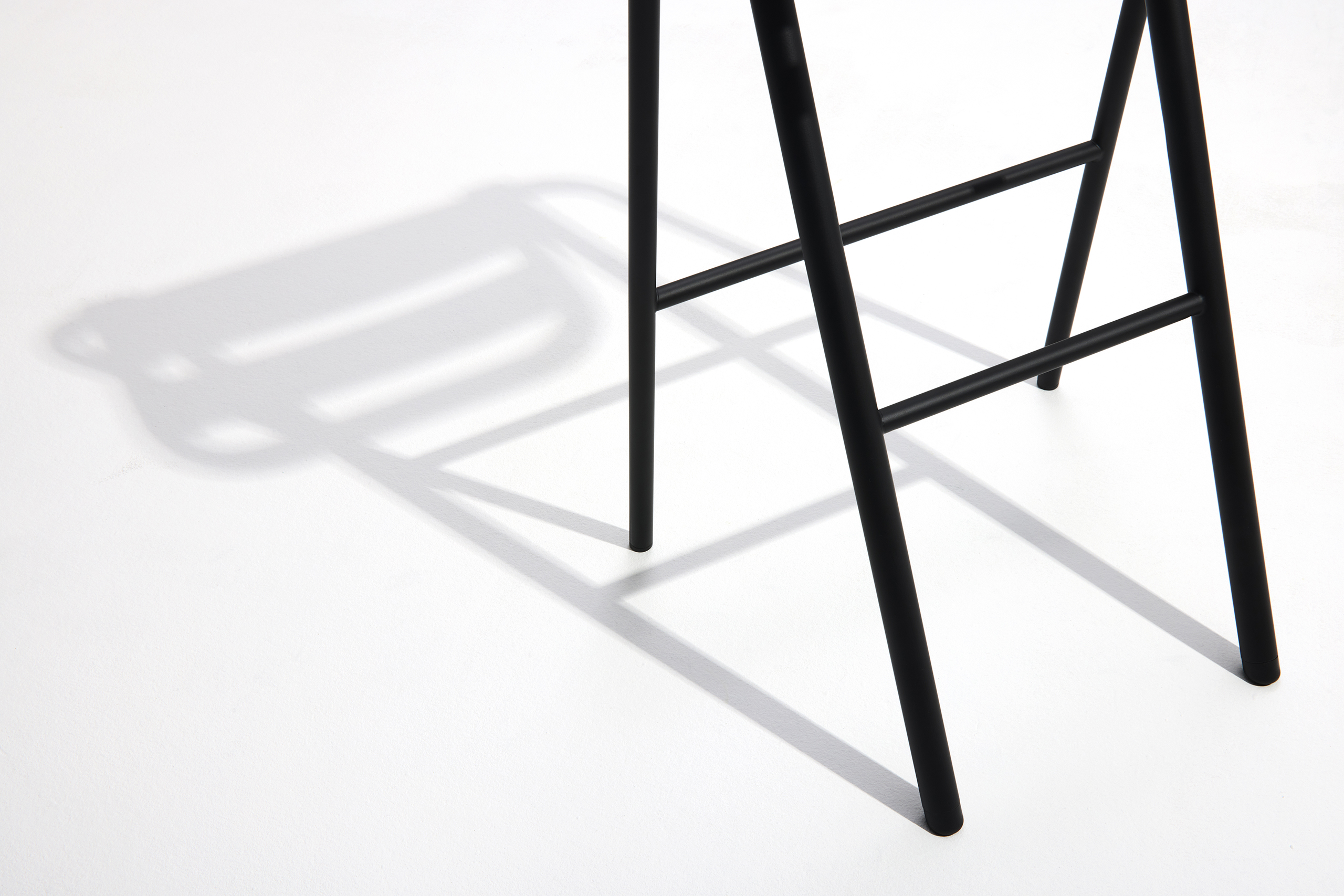 duende bent high stool black